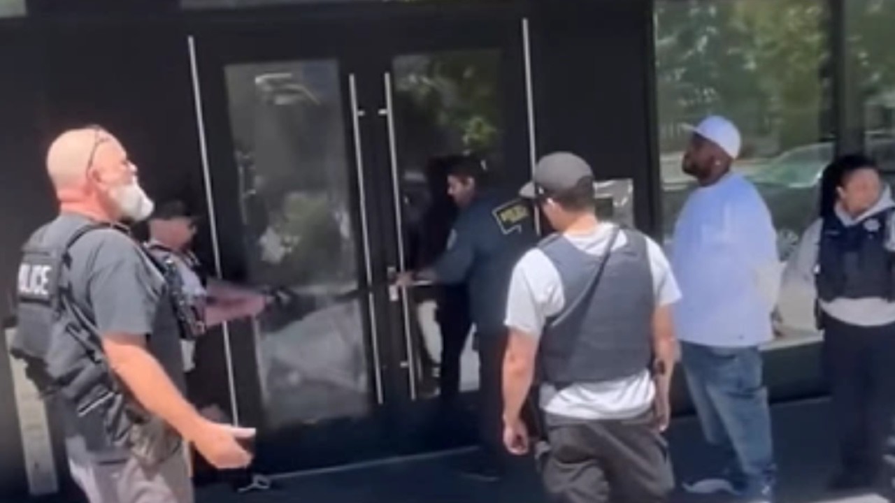 WTF?! San Francisco Police Break Into BLACK PANTHER Apt Complex in Broad Daylight! WTF?! San Francisco Police Break Into BLACK PANTHER Apt Complex in Broad Daylight!