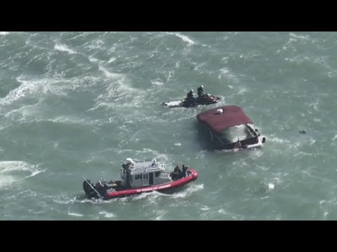 Boat sinks in San Francisco Bay near Alcatraz Boat sinks in San Francisco Bay near Alcatraz