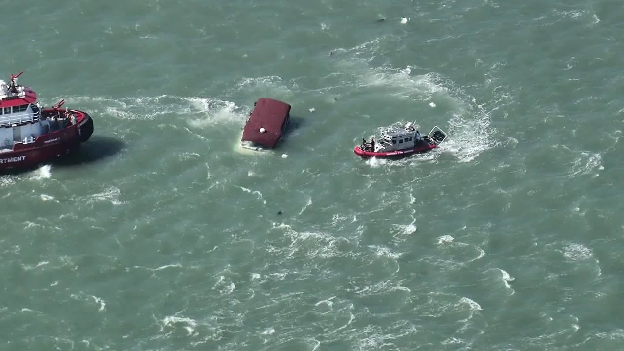 Watch: Boat sinks near Alcatraz in San Francisco Bay; 17 rescued, seach underway for others Watch: Boat sinks near Alcatraz in San Francisco Bay; 17 rescued, seach underway for others